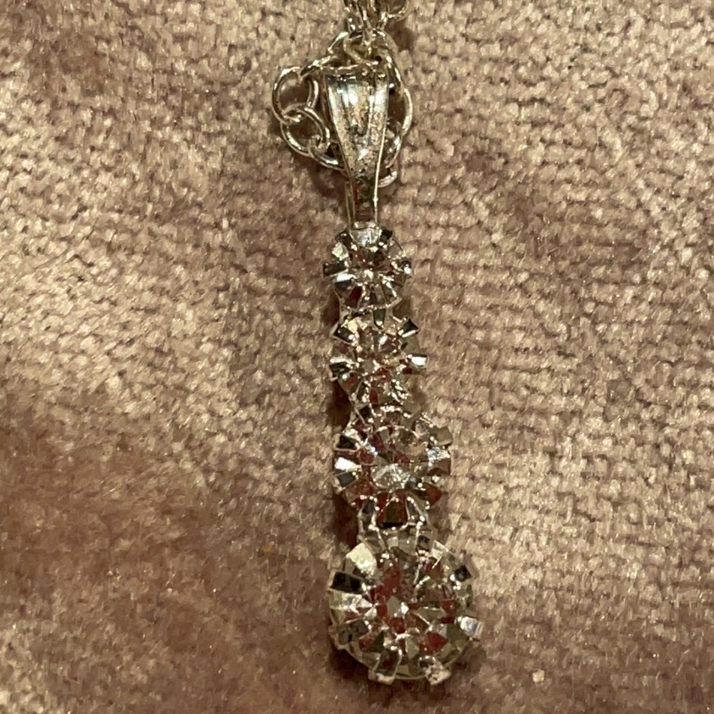 4 Rhinestones Drop Necklace - Picture 4 of 7